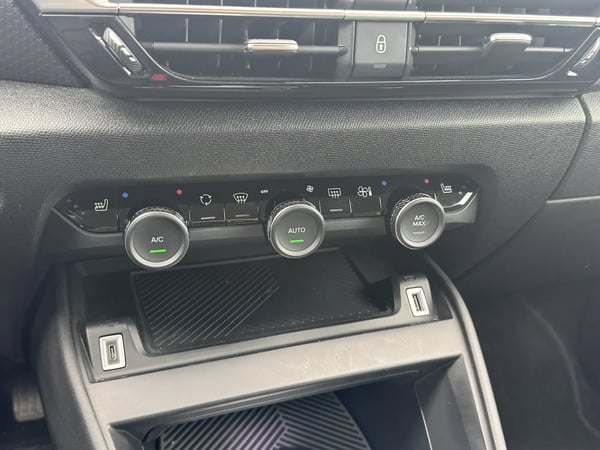 Photo de la voiture CITROEN C4 BlueHDi 130 S&S EAT8 Shine