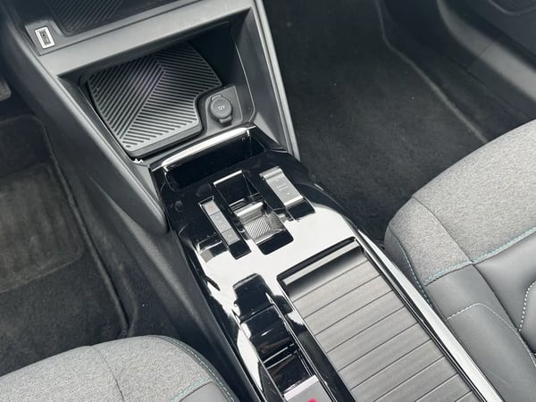 Photo de la voiture CITROEN C4 BlueHDi 130 S&S EAT8 Shine