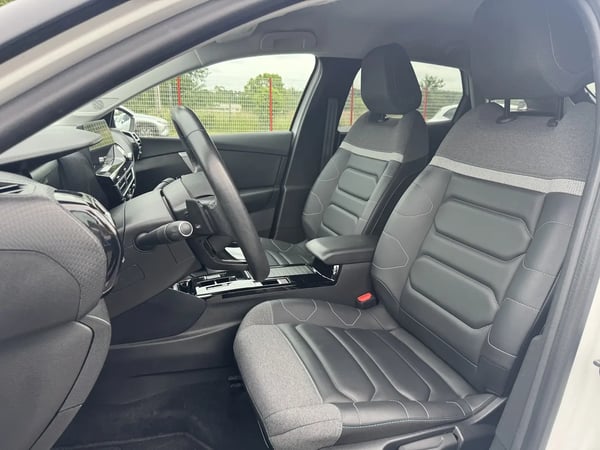Photo de la voiture CITROEN C4 BlueHDi 130 S&S EAT8 Shine