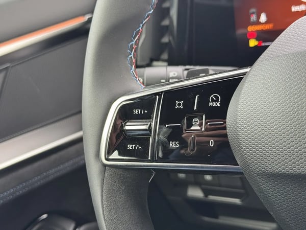 Photo de la voiture RENAULT ESPACE VI E-Tech full hybrid 200 GSR2 esprit Alpine
