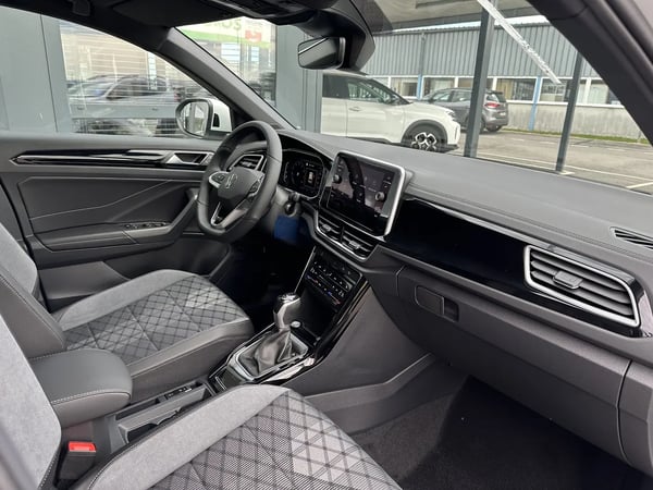 Photo de la voiture VOLKSWAGEN T-ROC 1.5 TSI EVO2 150 Start/Stop DSG7 R-Line
