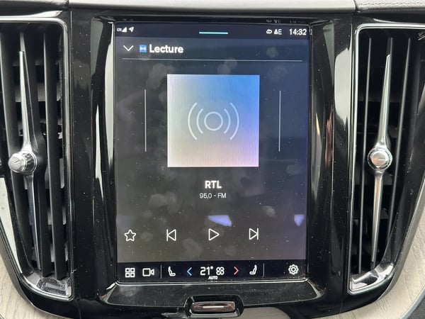 Photo de la voiture VOLVO XC60 T6 Recharge AWD 253 ch + 87 ch Geartronic 8 Inscription