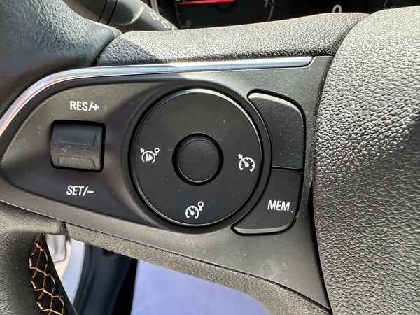 Photo de la voiture OPEL CROSSLAND X 1.2 Turbo 110 ch ECOTEC Innovation