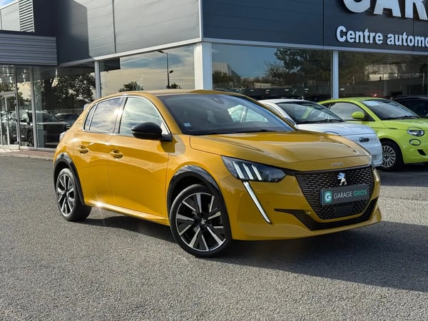 Photo de présentation de la voiture PEUGEOT 208 PureTech 100 S&S EAT8 GT Line