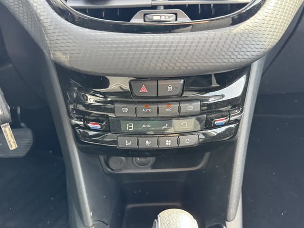 Photo de la voiture PEUGEOT 208 PureTech 110ch S&S EAT6 Allure