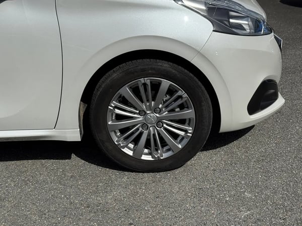 Photo de la voiture PEUGEOT 208 PureTech 110ch S&S EAT6 Allure