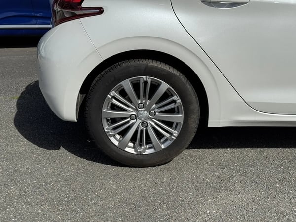 Photo de la voiture PEUGEOT 208 PureTech 110ch S&S EAT6 Allure