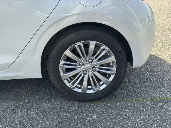 Photo de la voiture PEUGEOT 208 PureTech 110ch S&S EAT6 Allure