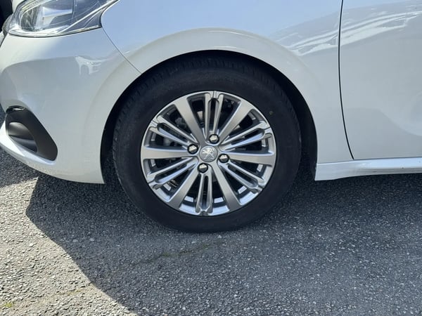 Photo de la voiture PEUGEOT 208 PureTech 110ch S&S EAT6 Allure