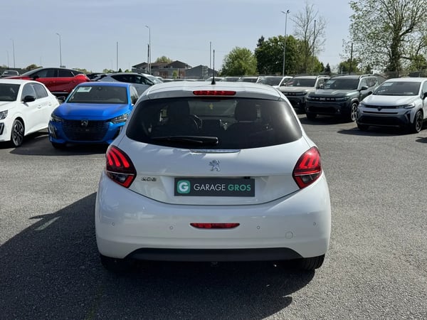 Photo de la voiture PEUGEOT 208 PureTech 110ch S&S EAT6 Allure