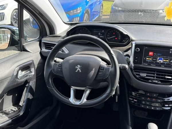 Photo de la voiture PEUGEOT 208 PureTech 110ch S&S EAT6 Allure