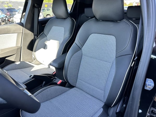 Photo de la voiture RENAULT CLIO V TCe 90 GSR2 Techno