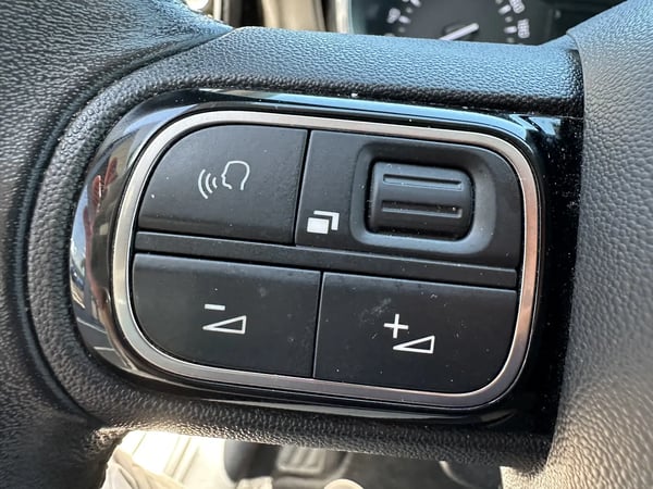 Photo de la voiture CITROEN C3 AIRCROSS BlueHDi 100 BVM5 Shine