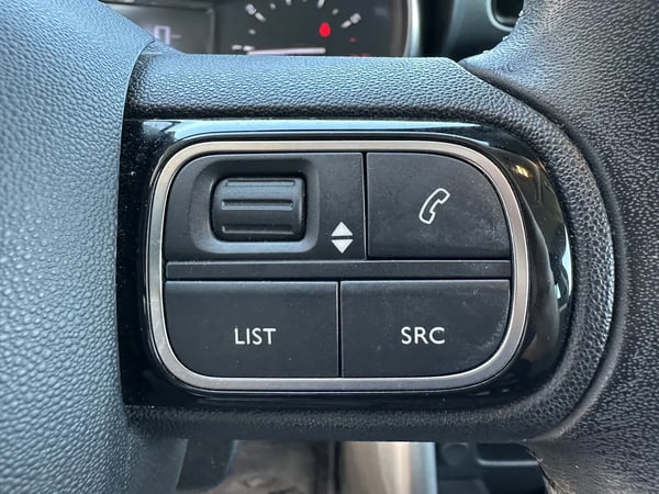 Photo de la voiture CITROEN C3 AIRCROSS BlueHDi 100 BVM5 Shine