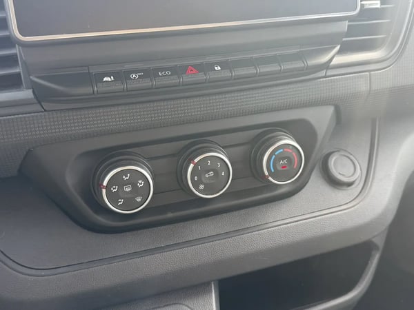 Photo de la voiture RENAULT TRAFIC L2 dCi 150 Energy S&S Zen