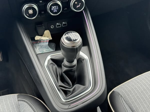 Photo de la voiture RENAULT CLIO V TCe 90 Techno