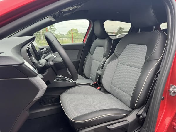 Photo de la voiture RENAULT CLIO V TCe 90 Techno