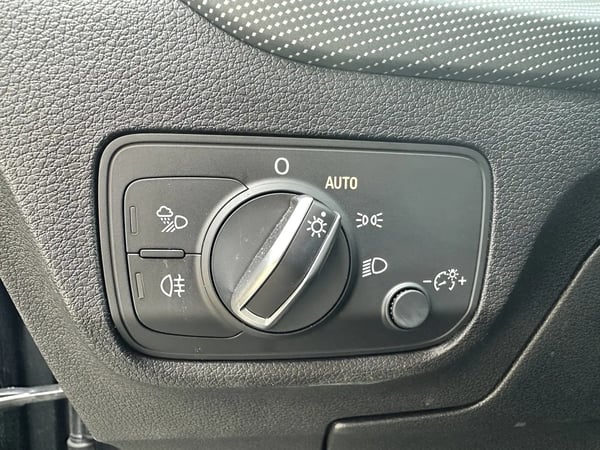 Photo de la voiture AUDI Q2 30 TDI 116 S tronic 7 S LINE