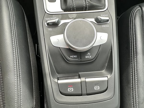 Photo de la voiture AUDI Q2 30 TDI 116 S tronic 7 S LINE