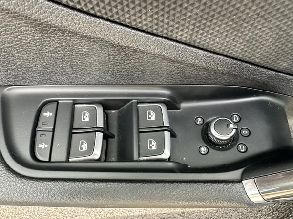 Photo de la voiture AUDI Q2 30 TDI 116 S tronic 7 S LINE