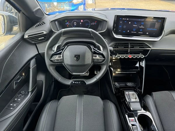 Photo de la voiture PEUGEOT 208 Hybrid 100 e-DCS6 GT