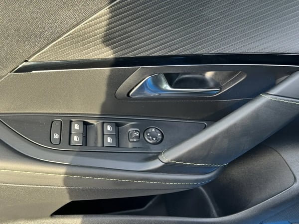 Photo de la voiture PEUGEOT 208 Hybrid 100 e-DCS6 GT