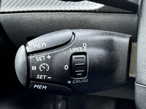 Photo de la voiture PEUGEOT 208 Hybrid 100 e-DCS6 GT