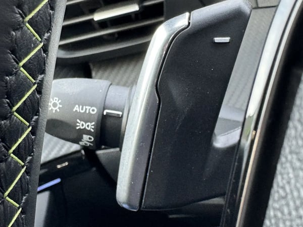 Photo de la voiture PEUGEOT 208 Hybrid 100 e-DCS6 GT