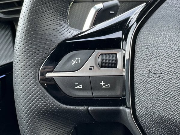 Photo de la voiture PEUGEOT 208 Hybrid 100 e-DCS6 GT