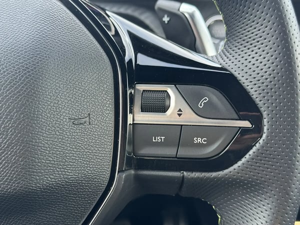 Photo de la voiture PEUGEOT 208 Hybrid 100 e-DCS6 GT