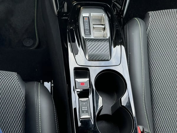 Photo de la voiture PEUGEOT 208 Hybrid 100 e-DCS6 GT