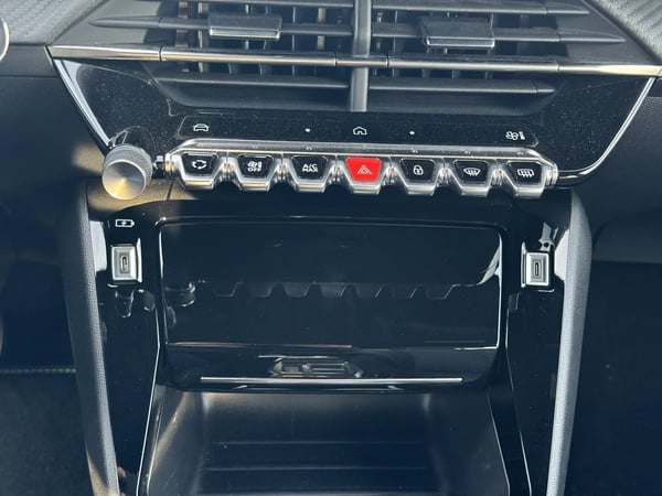 Photo de la voiture PEUGEOT 208 Hybrid 100 e-DCS6 GT