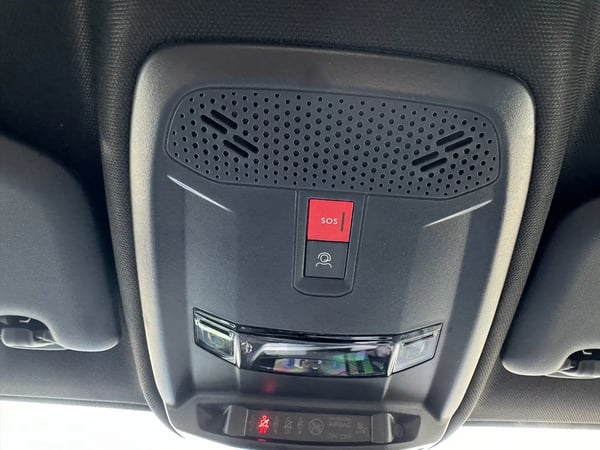 Photo de la voiture PEUGEOT 208 Hybrid 100 e-DCS6 GT