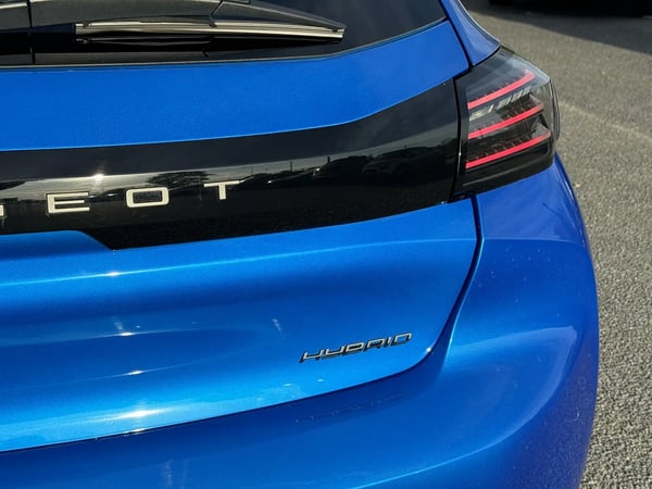 Photo de la voiture PEUGEOT 208 Hybrid 100 e-DCS6 GT