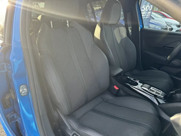 Photo de la voiture PEUGEOT 208 Hybrid 100 e-DCS6 GT