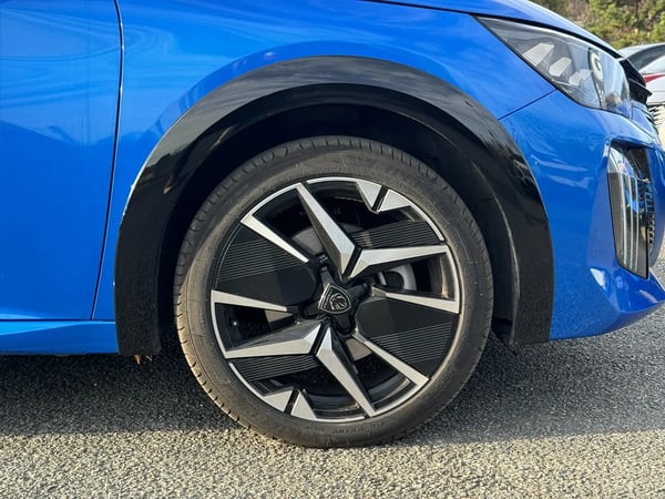 Photo de la voiture PEUGEOT 208 Hybrid 100 e-DCS6 GT