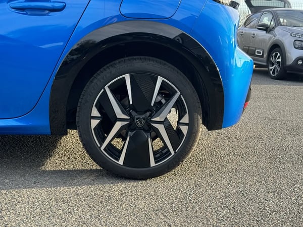 Photo de la voiture PEUGEOT 208 Hybrid 100 e-DCS6 GT
