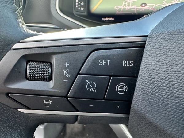 Photo de la voiture SEAT ARONA 1.0 TSI 110 ch Start/Stop BVM6 Style Business