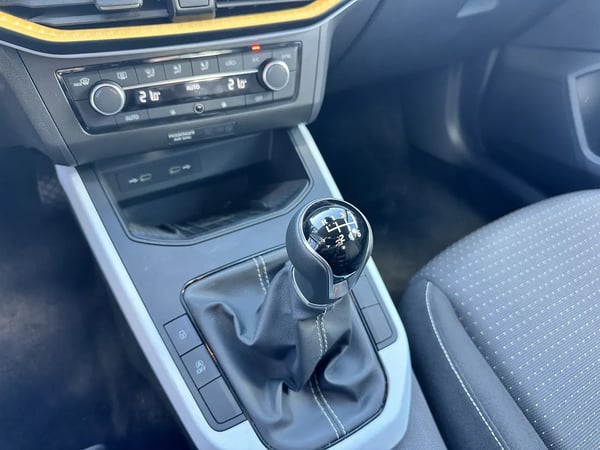 Photo de la voiture SEAT ARONA 1.0 TSI 110 ch Start/Stop BVM6 Style Business