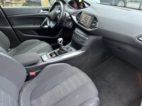 Photo de la voiture PEUGEOT 308 1.2 PureTech 130ch S&S BVM6 EU6 Allure