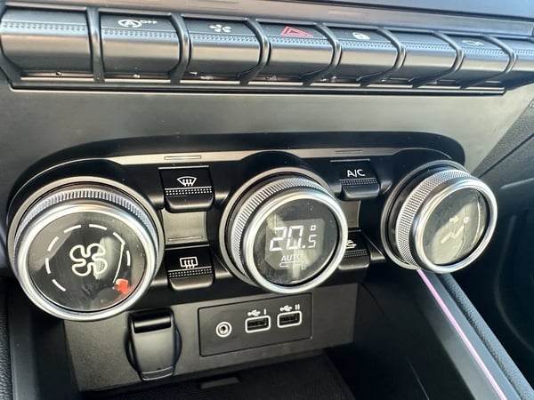Photo de la voiture RENAULT CLIO V TCe 90 Techno