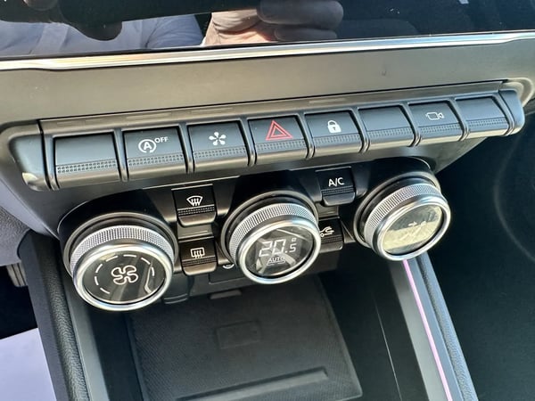 Photo de la voiture RENAULT CLIO V TCe 90 Techno