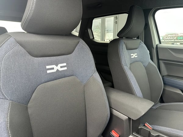 Photo de la voiture DACIA DUSTER Hybrid 140 4x2 Journey