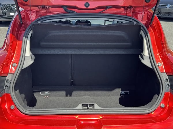 Photo de la voiture RENAULT CLIO IV TCe 90 Energy eco2 Intens