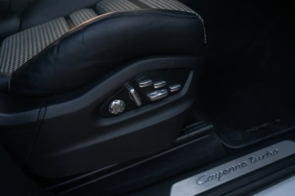 Photo de la voiture PORSCHE CAYENNE COUPE 4.0 V8 550 ch Tiptronic BVA Turbo