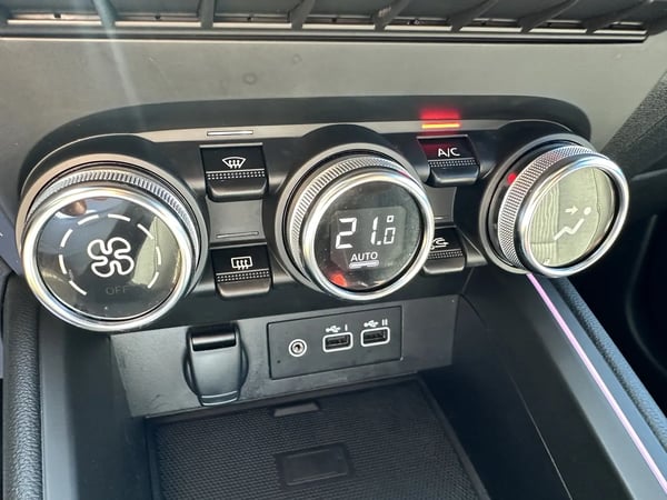 Photo de la voiture RENAULT CLIO V TCe 90 Techno