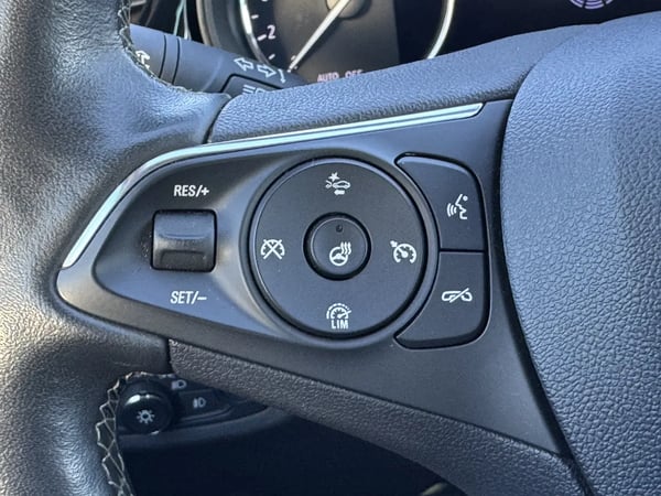Photo de la voiture OPEL INSIGNIA GRAND SPORT 2.0 Diesel 174 ch BVM6 Elegance - 5P