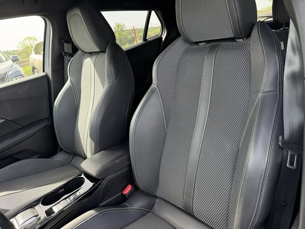 Photo de la voiture PEUGEOT 2008 PureTech 130 S&S EAT8 GT