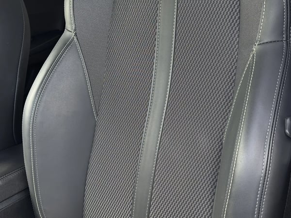 Photo de la voiture PEUGEOT 2008 PureTech 130 S&S EAT8 GT