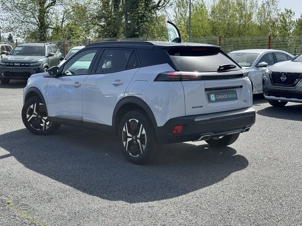 Photo de la voiture PEUGEOT 2008 PureTech 130 S&S EAT8 GT